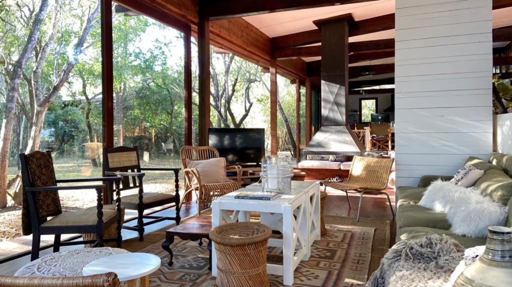 Hideaways Lazuli Bush Lodge, フルフルウェ エクステリア 写真